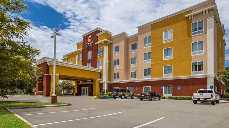 Comfort Suites Exterior