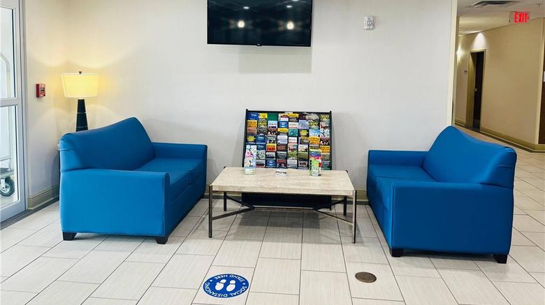 <b>Suburban Studios Lobby</b>. Images powered by <a href="https://iceportal.shijigroup.com/" title="IcePortal" target="_blank">IcePortal</a>.