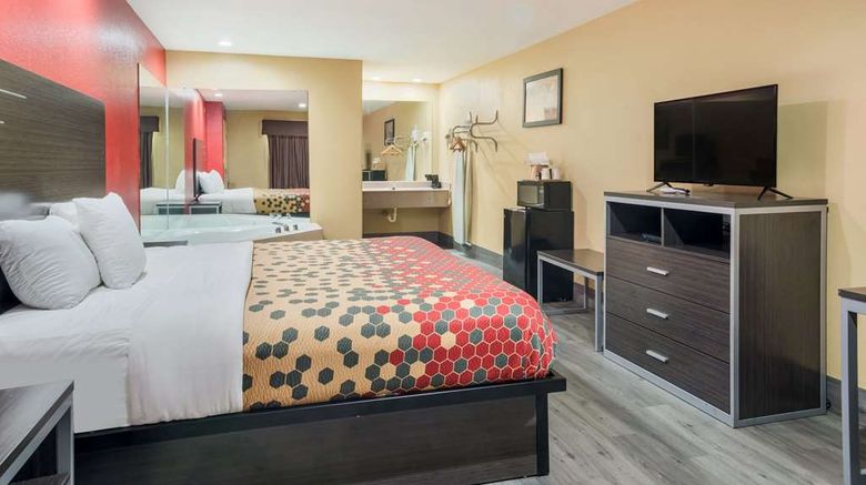 <b>Econo Lake Charles Room</b>. Images powered by <a href="https://iceportal.shijigroup.com/" title="IcePortal" target="_blank">IcePortal</a>.