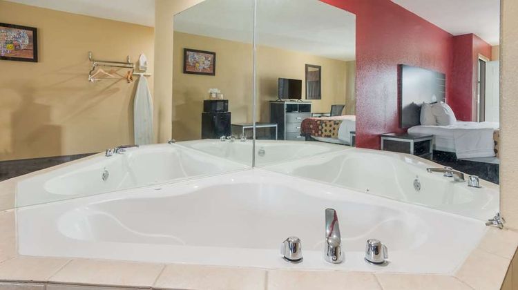 Econo Lake Charles Suite