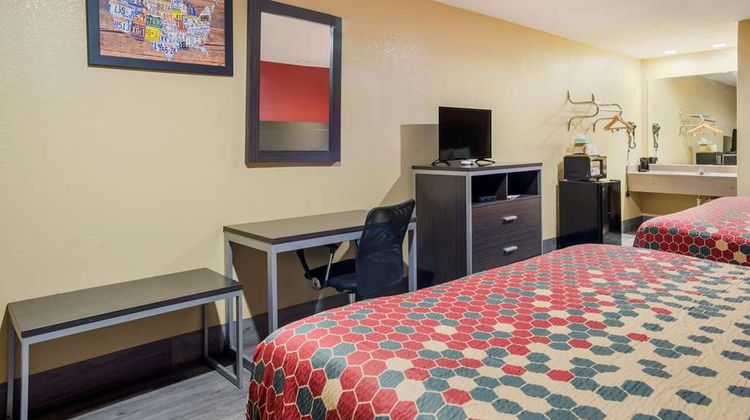 Econo Lake Charles Suite