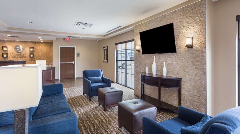 <b>Comfort Inn & Suites Hotel Zachary Lobby</b>. Images powered by <a href="https://iceportal.shijigroup.com/" title="IcePortal" target="_blank">IcePortal</a>.