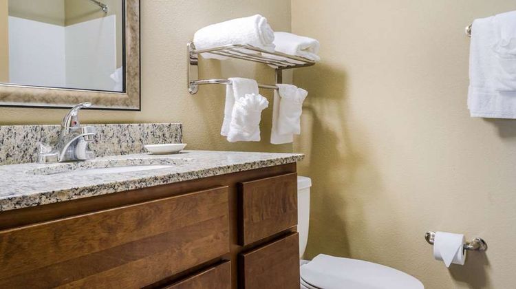 MainStay Suites Sportsman's Lodge Room