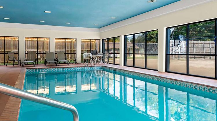 Quality Inn & Suites Pool