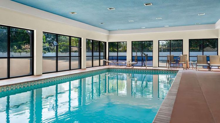 Quality Inn & Suites Pool