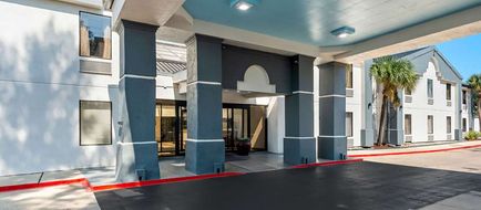 Quality Inn & Suites Exterior