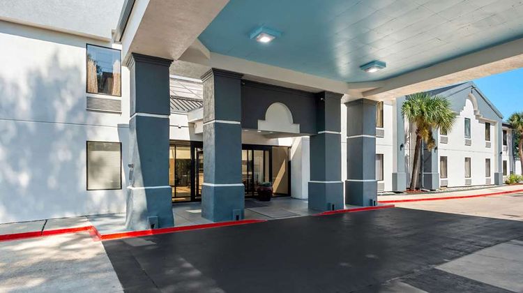 Quality Inn & Suites Exterior