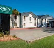 Quality Inn & Suites Exterior