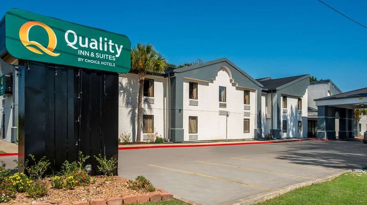Quality Inn & Suites Exterior