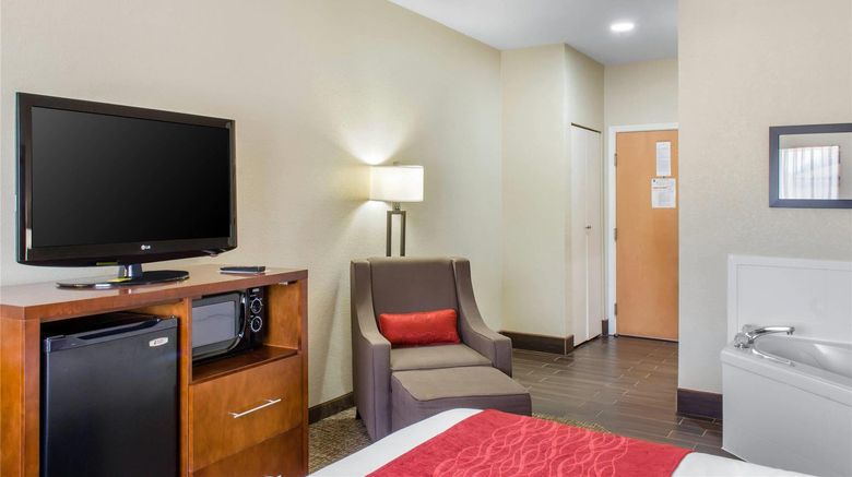 <b>Comfort Inn & Suites Room</b>. Images powered by <a href="https://iceportal.shijigroup.com/" title="IcePortal" target="_blank">IcePortal</a>.