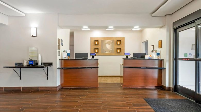 <b>Comfort Inn & Suites Lobby</b>. Images powered by <a href="https://iceportal.shijigroup.com/" title="IcePortal" target="_blank">IcePortal</a>.