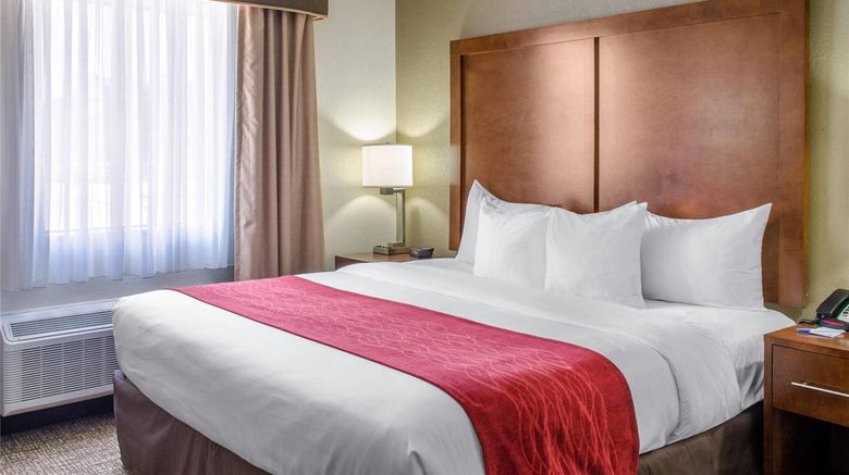 <b>Comfort Inn & Suites Suite</b>. Images powered by <a href="https://iceportal.shijigroup.com/" title="IcePortal" target="_blank">IcePortal</a>.