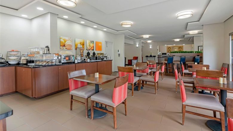 <b>Comfort Inn & Suites Restaurant</b>. Images powered by <a href="https://iceportal.shijigroup.com/" title="IcePortal" target="_blank">IcePortal</a>.