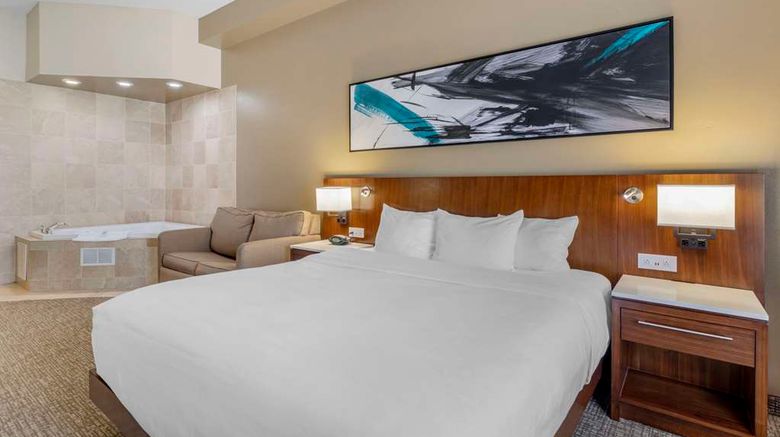 <b>Comfort Suites East Suite</b>. Images powered by <a href="https://iceportal.shijigroup.com/" title="IcePortal" target="_blank">IcePortal</a>.