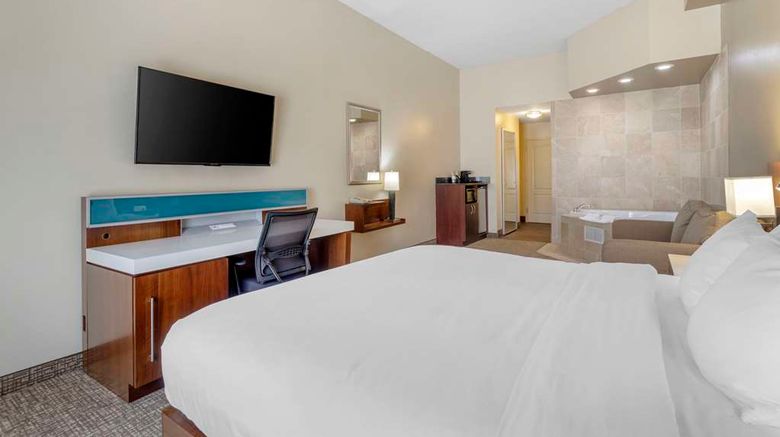 <b>Comfort Suites East Suite</b>. Images powered by <a href="https://iceportal.shijigroup.com/" title="IcePortal" target="_blank">IcePortal</a>.