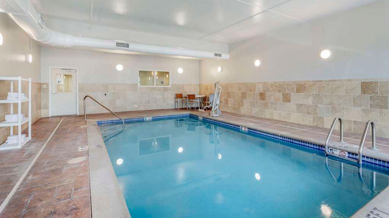 <b>Comfort Suites East Pool</b>. Images powered by <a href="https://iceportal.shijigroup.com/" title="IcePortal" target="_blank">IcePortal</a>.
