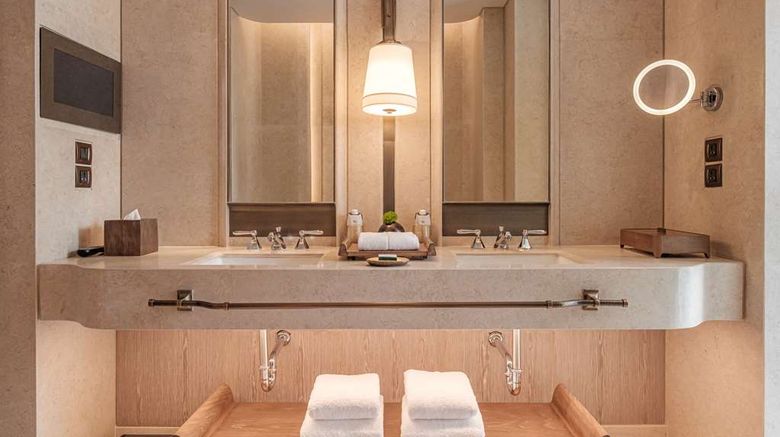 <b>Waldorf Astoria Bangkok Room</b>. Images powered by <a href="https://iceportal.shijigroup.com/" title="IcePortal" target="_blank">IcePortal</a>.
