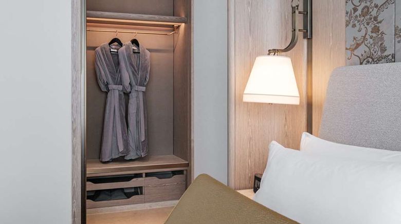 <b>Waldorf Astoria Bangkok Room</b>. Images powered by <a href="https://iceportal.shijigroup.com/" title="IcePortal" target="_blank">IcePortal</a>.