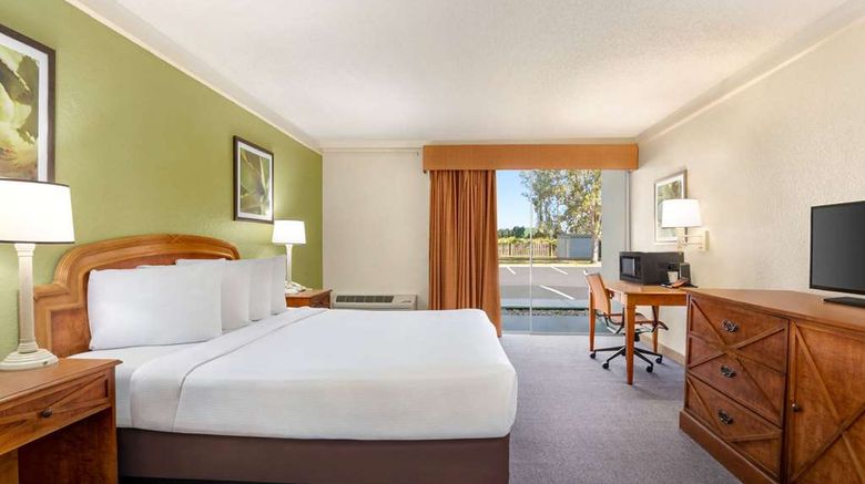 <b>Baymont by Wyndham Daytona Beach Suite</b>. Images powered by <a href="https://iceportal.shijigroup.com/" title="IcePortal" target="_blank">IcePortal</a>.