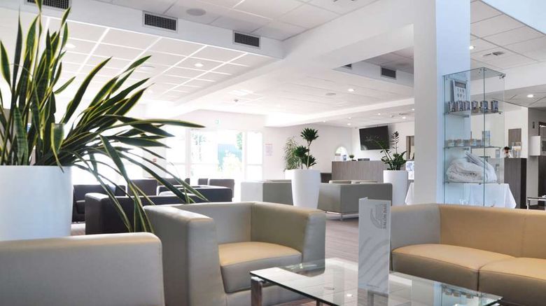 <b>Golden Tulip La Baule Suites Lobby</b>. Images powered by <a href="https://iceportal.shijigroup.com/" title="IcePortal" target="_blank">IcePortal</a>.