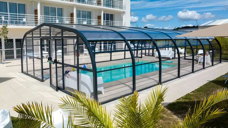 <b>Golden Tulip La Baule Suites Pool</b>. Images powered by <a href="https://iceportal.shijigroup.com/" title="IcePortal" target="_blank">IcePortal</a>.