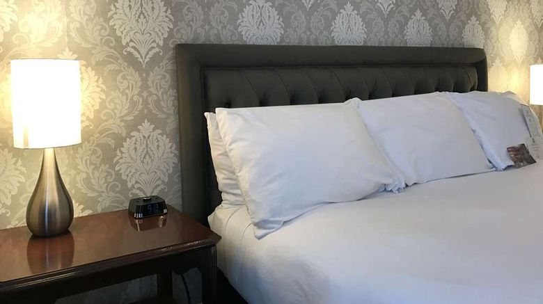 <b>Hawthorne Hotel Room</b>. Images powered by <a href="https://iceportal.shijigroup.com/" title="IcePortal" target="_blank">IcePortal</a>.