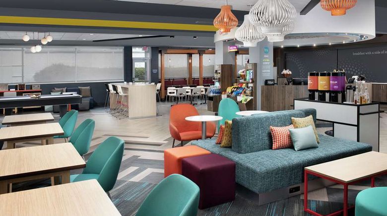 <b>Tru By Hilton Louisville East Lobby</b>. Images powered by <a href="https://iceportal.shijigroup.com/" title="IcePortal" target="_blank">IcePortal</a>.