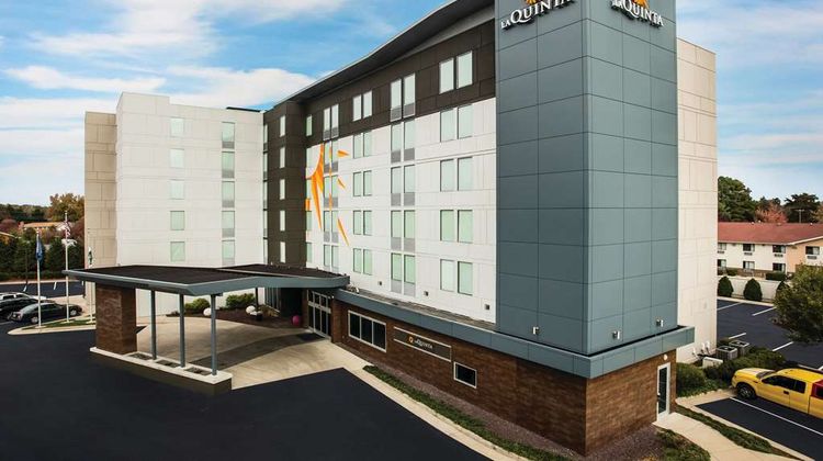 La Quinta Inn & Suites Winchester Exterior