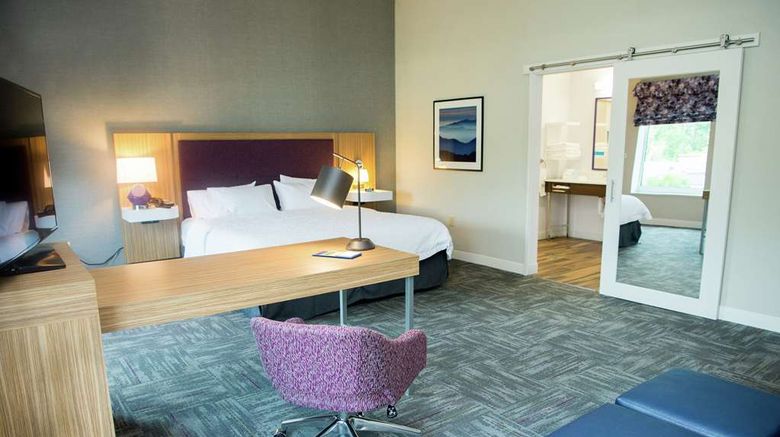 <b>Hampton Inn & Suites Warrington Room</b>. Images powered by <a href="https://iceportal.shijigroup.com/" title="IcePortal" target="_blank">IcePortal</a>.