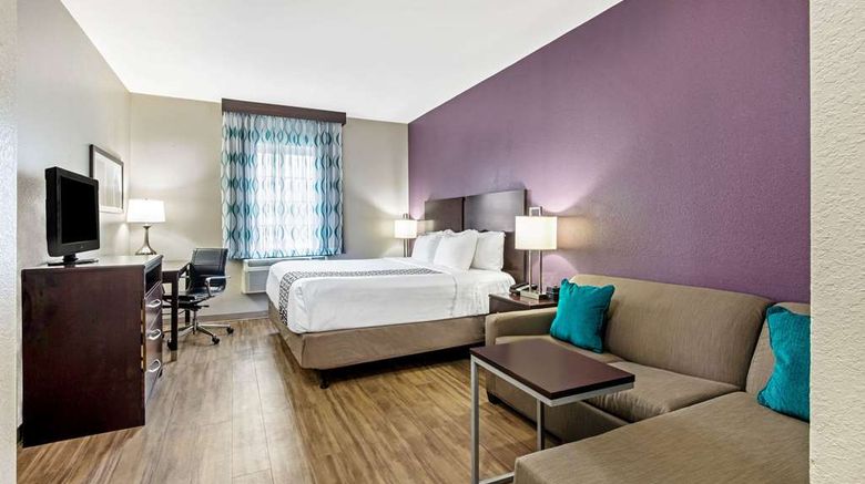 <b>La Quinta Inn & Suites New Cumberland Suite</b>. Images powered by <a href="https://iceportal.shijigroup.com/" title="IcePortal" target="_blank">IcePortal</a>.