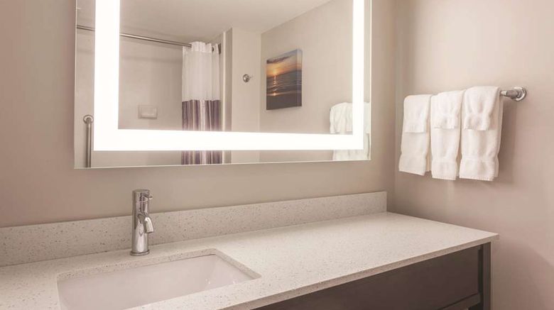 <b>La Quinta Inn & Suites Columbus North Room</b>. Images powered by <a href="https://iceportal.shijigroup.com/" title="IcePortal" target="_blank">IcePortal</a>.