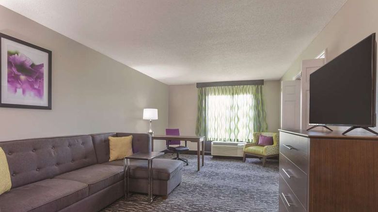 <b>La Quinta Inn & Suites Columbus North Suite</b>. Images powered by <a href="https://iceportal.shijigroup.com/" title="IcePortal" target="_blank">IcePortal</a>.