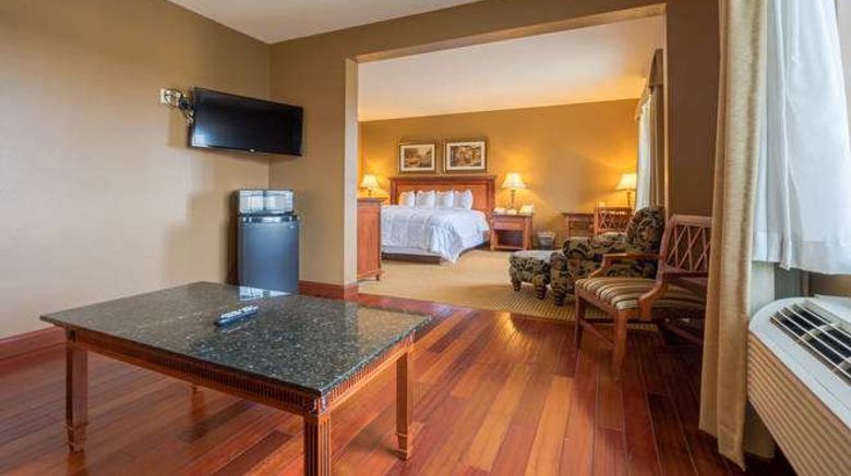 <b>The Wildwood Hotel Room</b>. Images powered by <a href="https://iceportal.shijigroup.com/" title="IcePortal" target="_blank">IcePortal</a>.