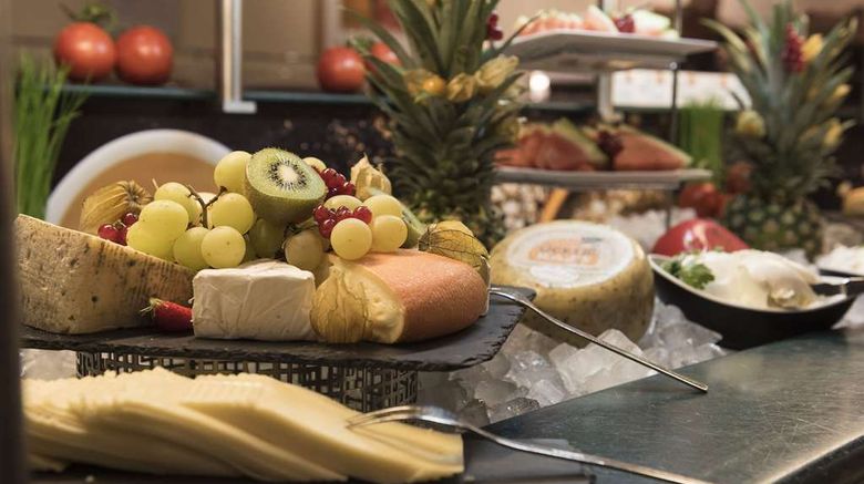 <b>Maritim ProArte Hotel Berlin Restaurant</b>. Images powered by <a href="https://iceportal.shijigroup.com/" title="IcePortal" target="_blank">IcePortal</a>.