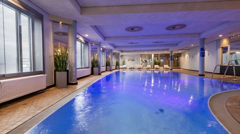 <b>Maritim Hotel Frankfurt Pool</b>. Images powered by <a href="https://iceportal.shijigroup.com/" title="IcePortal" target="_blank">IcePortal</a>.