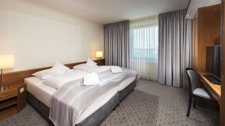<b>Maritim Airport Hotel Hannover Suite</b>. Images powered by <a href="https://iceportal.shijigroup.com/" title="IcePortal" target="_blank">IcePortal</a>.