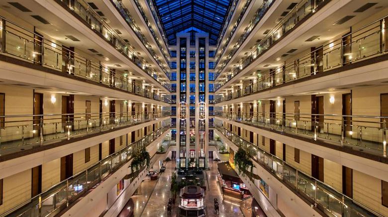 <b>Maritim Hotel Magdeburg Lobby</b>. Images powered by <a href="https://iceportal.shijigroup.com/" title="IcePortal" target="_blank">IcePortal</a>.
