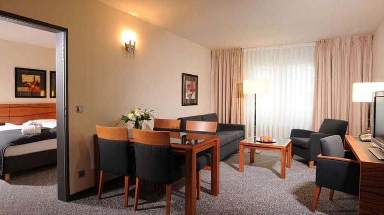 <b>Maritim Hotel Muenchen Suite</b>. Images powered by <a href="https://iceportal.shijigroup.com/" title="IcePortal" target="_blank">IcePortal</a>.
