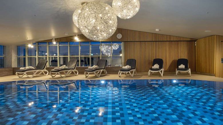 <b>Maritim Hotel Muenchen Pool</b>. Images powered by <a href="https://iceportal.shijigroup.com/" title="IcePortal" target="_blank">IcePortal</a>.