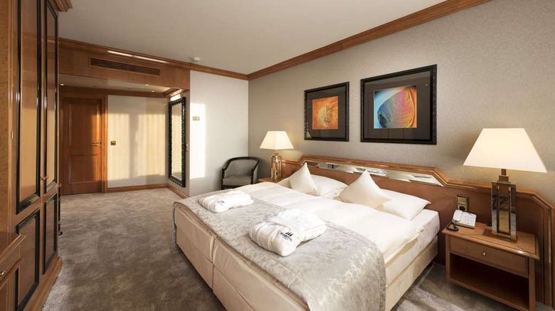 <b>Maritim Hotel Ulm Suite</b>. Images powered by <a href="https://iceportal.shijigroup.com/" title="IcePortal" target="_blank">IcePortal</a>.