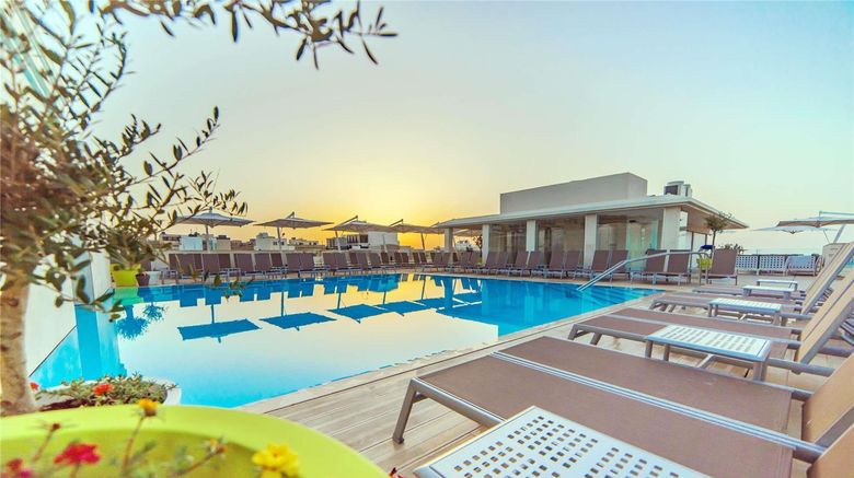<b>Maritim Antonine Hotel & Spa Pool</b>. Images powered by <a href="https://iceportal.shijigroup.com/" title="IcePortal" target="_blank">IcePortal</a>.