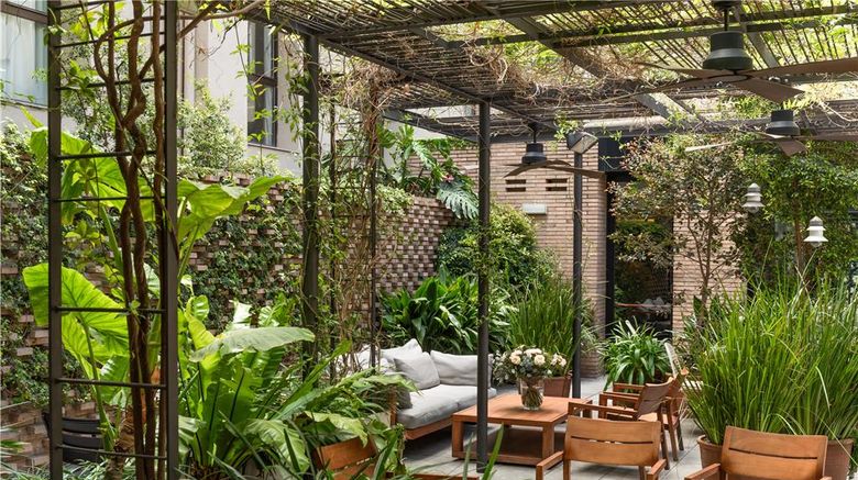 <b>Alexandra Barcelona, Curio Collection Pool</b>. Images powered by <a href="https://iceportal.shijigroup.com/" title="IcePortal" target="_blank">IcePortal</a>.