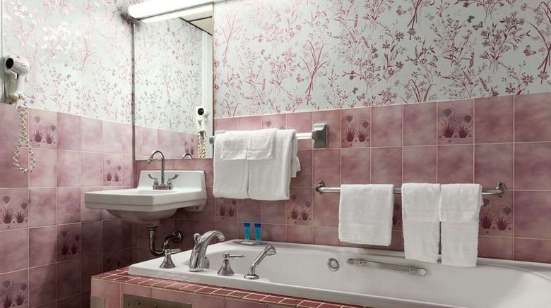 <b>Travelodge Baie Comeau Room</b>. Images powered by <a href="https://iceportal.shijigroup.com/" title="IcePortal" target="_blank">IcePortal</a>.