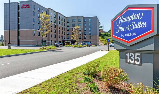 Hampton Inn & Suites Boston/Waltham Exterior
