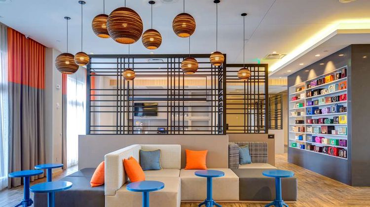 Hampton Inn & Suites Boston/Waltham Lobby