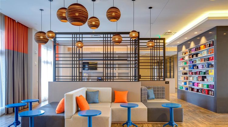 Hampton Inn & Suites Boston/Waltham Lobby