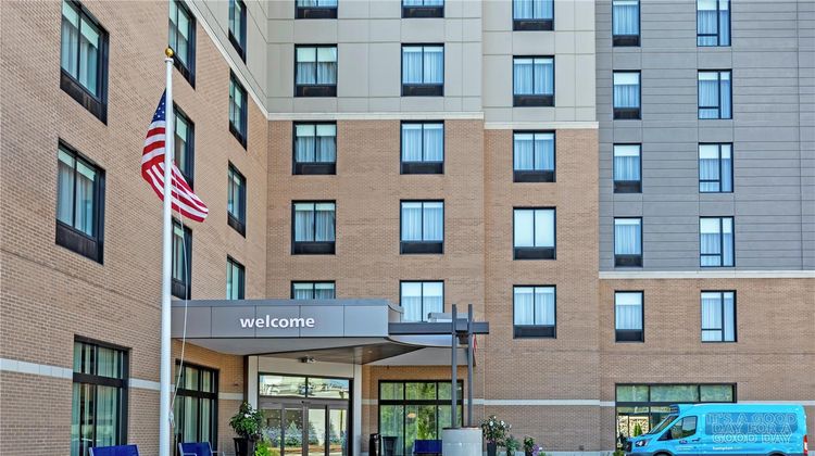 Hampton Inn & Suites Boston/Waltham Exterior