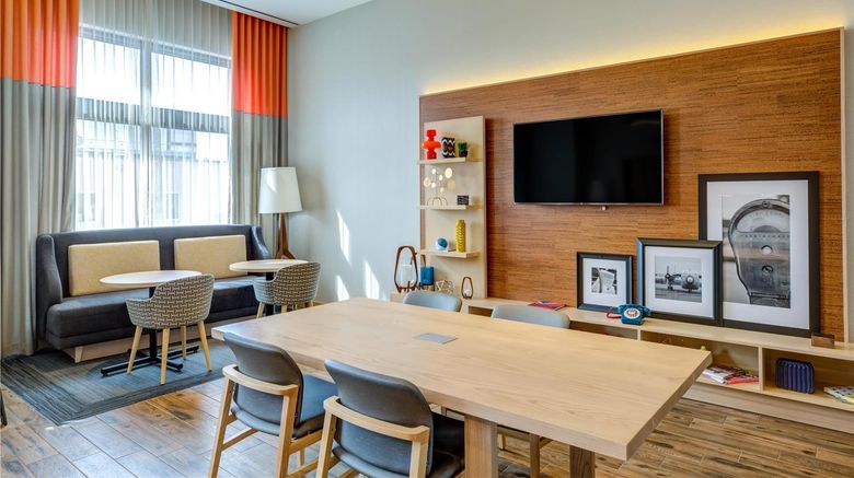 <b>Hampton Inn & Suites Boston/Waltham Restaurant</b>. Images powered by <a href="https://iceportal.shijigroup.com/" title="IcePortal" target="_blank">IcePortal</a>.