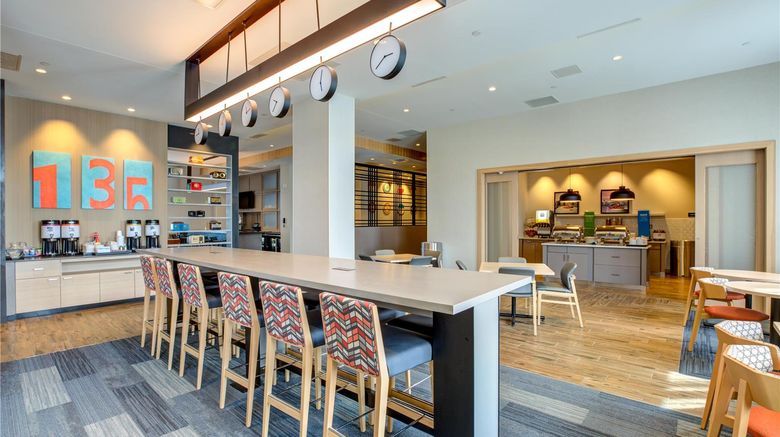 <b>Hampton Inn & Suites Boston/Waltham Restaurant</b>. Images powered by <a href="https://iceportal.shijigroup.com/" title="IcePortal" target="_blank">IcePortal</a>.