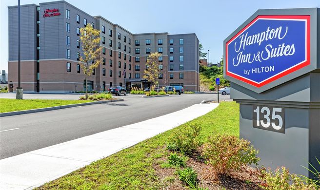 Hampton Inn & Suites Boston/Waltham Exterior